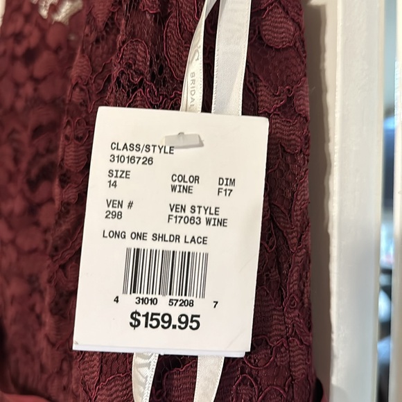 Long one shoulder lace - Picture 4 of 5